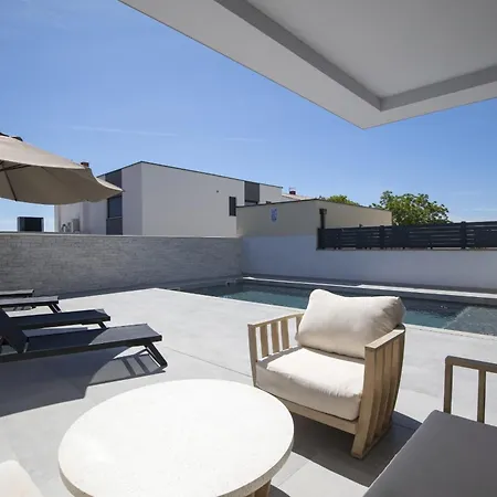 2-bedroom With Private Pool In * Pola