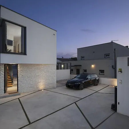 2-bedroom With Private Pool In * Pula